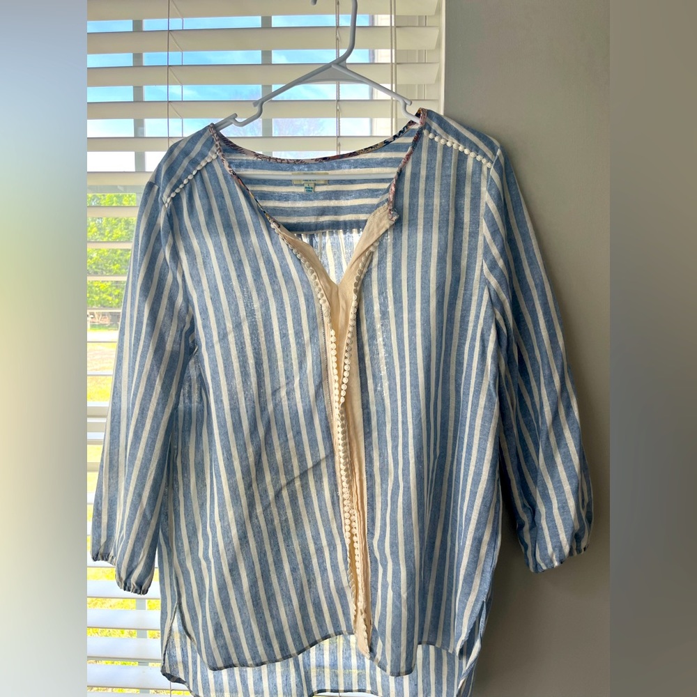 Great shirt for the beach. Light linen feel